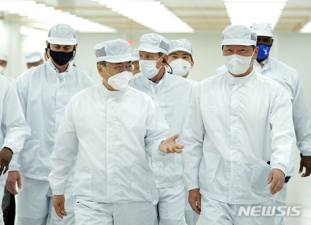 [애틀랜타=뉴시스]추상철 기자 = 문재인 대통령이 22일 오후(현지시간) 미국 애틀랜타 SK이노베이션 조지아공장에서 전기차 배터리 1공장을 최태원 SK그룹 회장과 함께 시찰하고 있다. 2021.05.23. scchoo@newsis.com