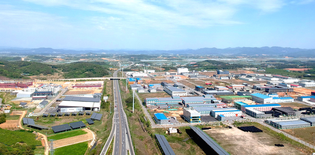 [나주=뉴시스] 한국전력이 추진 중인 빛가람에너지밸리(Energy Valley) 중심 산단으로 도약 중인 전남 나주혁신산단 전경.  나주혁신산단은 나주시가 사업비 3104억원을 투입해 나주시 왕곡면 장산·양산·덕산리와 동수동 일원에 121만3000㎡ 규모로 지난 2016년 5월 준공했다. (사진=나주시 제공)  photo@newsis *재판매 및 DB 금지