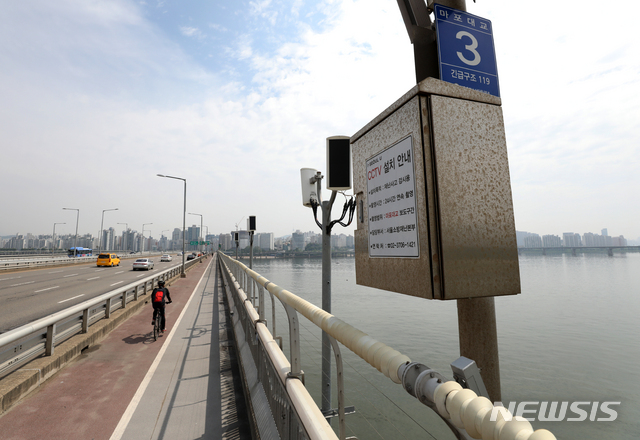 [서울=뉴시스]조성우 기자 = 23일 오전 서울 마포대교에 설치된 안전 펜스가 보이고 있다. 장력 센서가 설치된 펜스는 철사를 끊거나 10cm 이상 벌어지면 119구조대가 바로 출동한다. 2021.05.23. xconfind@newsis.com
