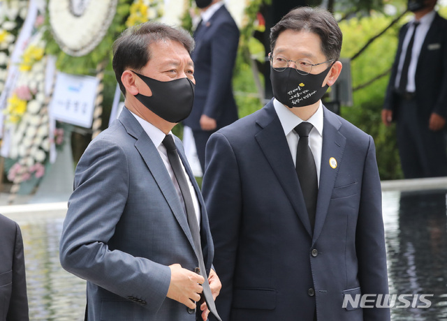 [김해=뉴시스]차용현 기자 = 더불어민주당 이광재 의원, 김경수 경남도지사가 23일 경남 김해시 진영읍 봉하마을에서 엄수된 노무현 전 대통령 서거 12주기 추도식에서 대화하고 있다. (공동취재사진) 2021.05.23. photo@newsis.com