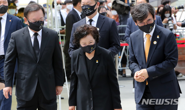 [김해=뉴시스]차용현 기자 = 김부겸(왼쪽부터) 국무총리, 권양숙 여사, 유시민 노무현재단 이사장이 23일 경남 김해시 진영읍 봉하마을에서 엄수된 노무현 전 대통령 서거 12주기 추도식에 입장하고 있다. (공동취재사진) 2021.05.23. photo@newsis.com