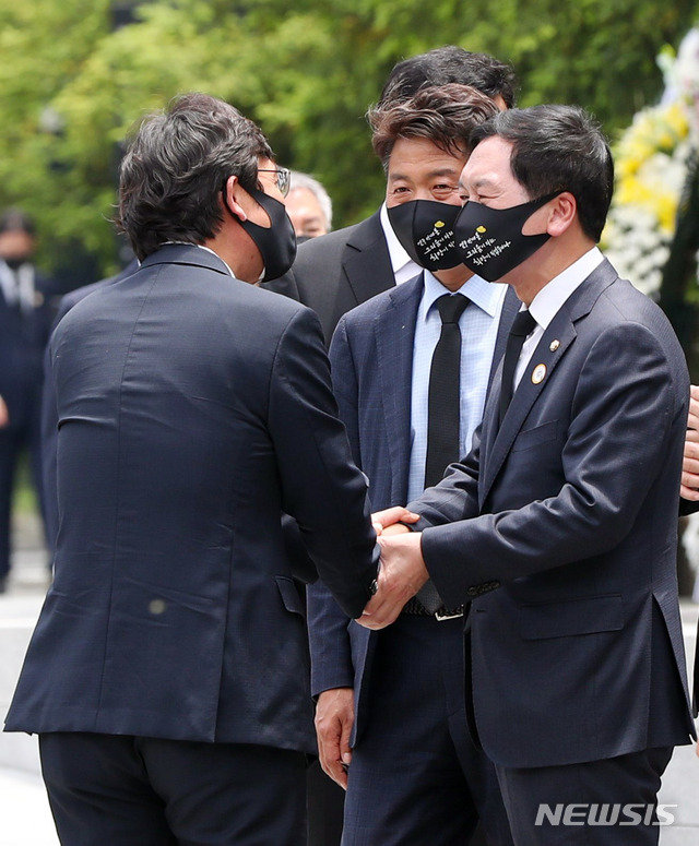 [김해=뉴시스]차용현 기자 = 국민의힘 김기현 대표 권한대행, 유시민 노무현재단 이사장이 23일 경남 김해시 진영읍 봉하마을에서 엄수된 노무현 전 대통령 서거 12주기 추도식에서 인사하고 있다. (공동취재사진) 2021.05.23. photo@newsis.com