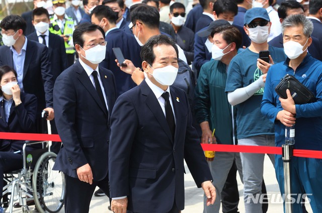 [김해=뉴시스]차용현 기자 = 정세균 전 국무총리가 23일 경남 김해시 진영읍 봉하마을에서 엄수된 노무현 전 대통령 서거 12주기 추도식에 참석하고 있다. (공동취재사진) 2021.05.23. photo@newsis.com