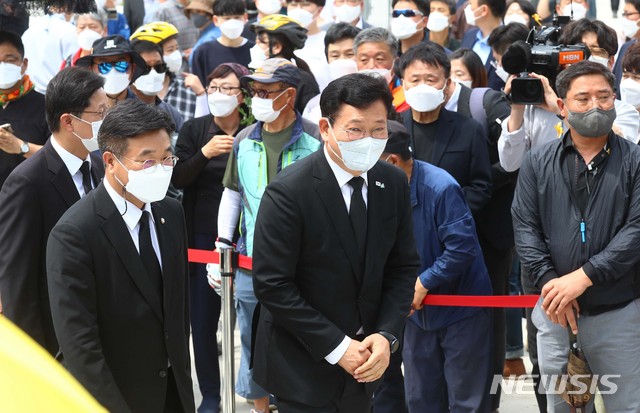 [김해=뉴시스]차용현 기자 = 더불어민주당 송영길 대표, 윤호중 원내대표가 23일 경남 김해시 진영읍 봉하마을에서 엄수된 노무현 전 대통령 서거 12주기 추도식에 참석하고 있다. (공동취재사진) 2021.05.23. photo@newsis.com