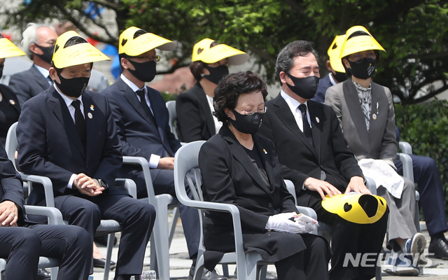 [김해=뉴시스]차용현 기자 = 권양숙 여사, 더불어민주당 이낙연 전 대표, 정세균 전 국무총리가 23일 경남 김해시 진영읍 봉하마을에서 엄수된 노무현 전 대통령 서거 12주기 추도식에 참석해 추도사를 경청하고 있다. (공동취재사진) 2021.05.23. photo@newsis.com