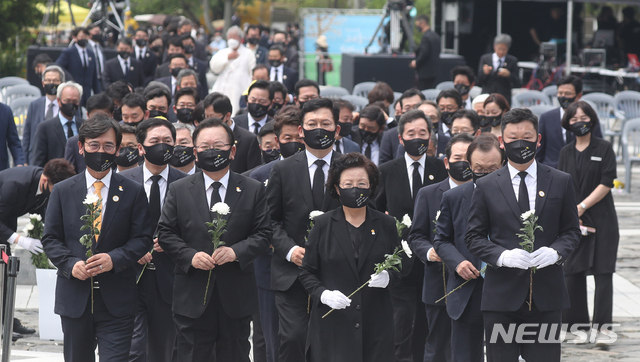 [김해=뉴시스]차용현 기자 = 권양숙 여사, 김부겸 국무총리, 더불어민주당 송영길 대표, 유시민 노무현재단 이사장 등 참석자들이 23일 경남 김해시 진영읍 봉하마을에서 엄수된 노무현 전 대통령 서거 12주기 추도식에서 참배하고 있다. (공동취재사진) 2021.05.23. photo@newsis.com