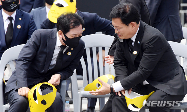 [김해=뉴시스]차용현 기자 = 더불어민주당 송영길 대표, 국민의힘 김기현 대표 권한대행 겸 원내대표가 23일 경남 김해시 진영읍 봉하마을에서 엄수된 노무현 전 대통령 서거 12주기 추도식에서 대화하고 있다. (공동취재사진) 2021.05.23. photo@newsis.com