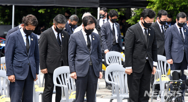 [김해=뉴시스]차용현 기자 = 더불어민주당 송영길 대표, 국민의힘 김기현 대표 권한대행 겸 원내대표, 정의당 여영국 대표가 23일 경남 김해시 진영읍 봉하마을에서 엄수된 노무현 전 대통령 서거 12주기 추도식에서 묵념을 하고 있다. (공동취재사진) 2021.05.23. photo@newsis.com