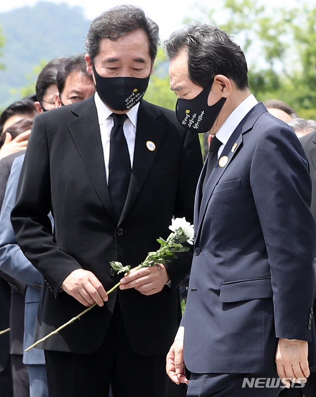[김해=뉴시스]차용현 기자 = 더불어민주당 이낙연 전 대표, 정세균 전 국무총리가 23일 경남 김해시 진영읍 봉하마을에서 엄수된 노무현 전 대통령 서거 12주기 추도식에서 참배하고 있다. (공동취재사진) 2021.05.23. photo@newsis.com