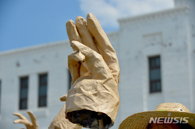 [광주=뉴시스] 김혜인 기자 = 23일 오후 광주 동구 금남로 5·18민주광장에서 미얀마 민주화를 지지하는 탄봉띠 집회가 열리고 있다. 2021.05.23.hyein0342@newsis.com