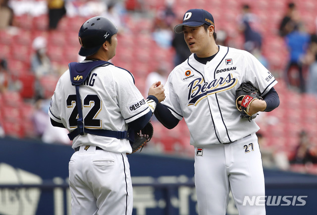 [서울=뉴시스]정병혁 기자 = 23일 오후 서울 송파구 잠실야구장에서 열린 2021 신한은행 SOL KBO리그 두산 베어스와 롯데 자이언츠의 경기, 4대 0으로 승리한 두산 투수 김강률, 포수 장승현이 기뻐하고 있다.2021.05.23. jhope@newsis.com