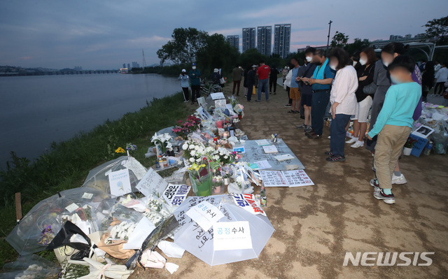 [서울=뉴시스]조수정 기자 = 지난 23일 오후 서울 반포한강공원 택시승강장 인근에 마련된 숨진 대학생 A(22)씨 추모공간에서 시민들이 고인을 애도하고 있다. A씨는 지난달 25일 새벽 반포한강공원에서 친구 B씨와 술을 마신 뒤 실종됐다가 같은달 30일 인근 한강 수중에서 숨진 채 발견됐다. 2021.05.23. chocrystal@newsis.com