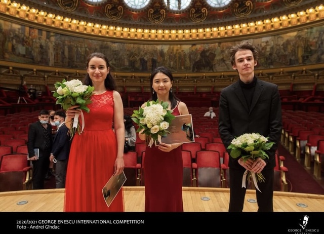 [서울=뉴시스] 피아니스트 박연민(가운데). 2021.05.22. (사진 = 루마니아 에네스쿠 콩쿠르 소셜 미디어 캡처) photo@newsis.com