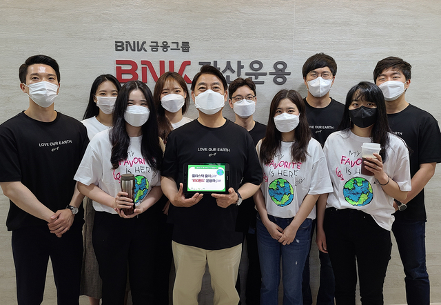 [부산=뉴시스] BNK자산운용 이윤학 대표이사, 탈(脫)플라스틱 운동 ‘고고챌린지 ’동참. (사진=부산은행 제공) *재판매 및 DB 금지