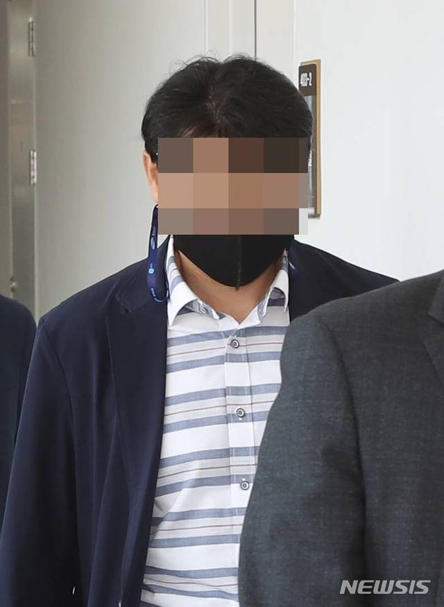 [전주=뉴시스]윤난슬 기자 = 내부 정보를 이용해 부동산을 매입한 혐의를 받는 전직 한국도로공사 전북본부 직원이 24일 오전 11시에 예정된 구속 전 피의자 심문을 위해 전주지법 법정에 들어가고 있다.2021.05.24.(사진=전북 법조기자단 제공) 