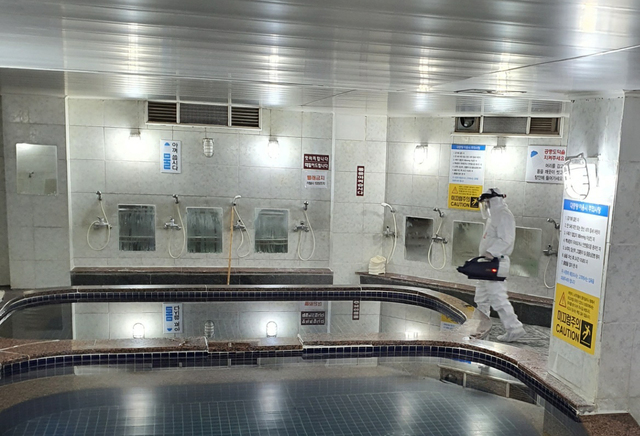 아산시 등 보건당국이 지역 내 목욕탕에서 긴급 소독을 하고 있다. (사진=아산시 제공) *재판매 및 DB 금지