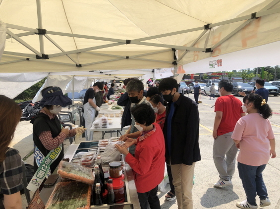 [진안=뉴시스] 한훈 기자 = 전북 진안군은 지난 주말을 시작으로 매주 전주 호성동의 진안로컬푸드 매장에서 직거래장터를 개장한다고 24일 밝혔다.(사진=진안군 제공).2021.05.24. photo@newsis.com *재판매 및 DB 금지