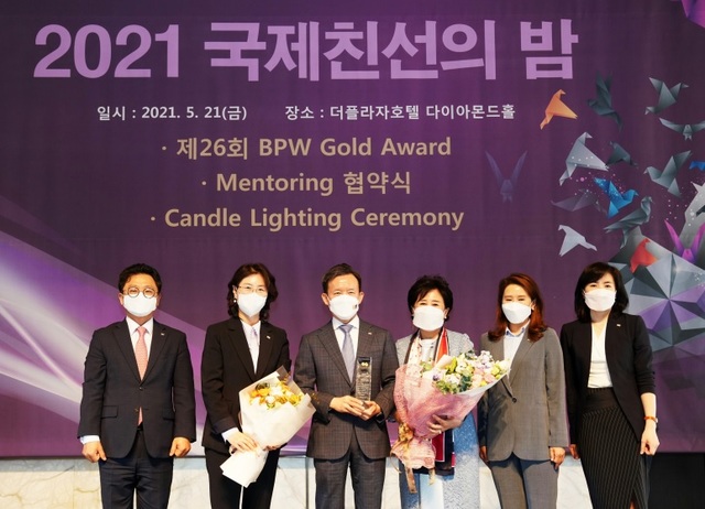 21일 서울 중구 더플라자호텔에서 열린 '2021 국제친선의 밤' 행사에서 'BPW 골드 어워드'를 수상한 미래에셋증권 최현만 수석부회장(왼쪽에서 세 번째)이 이영휘 전문직여성한국연맹 회장(왼쪽에서 네 번째), 미래에셋증권 이기상 인재혁신본부 본부장(왼쪽부터), 남미옥 서울5지역본부 본부장, 김선아 WM강남파이낸스센터 PB상무, 김지숙 혁신추진단 이사와 함께 기념사진을 찍고 있다. *재판매 및 DB 금지