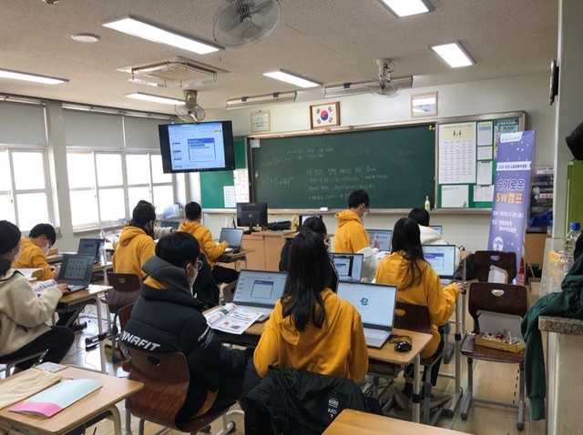 [안동=뉴시스] 인터넷 무선망이 구축된 구미고에서 소프트웨어 수업이 진행되고 있다. (사진=경북교육청 제공) 2021.05.24 *재판매 및 DB 금지