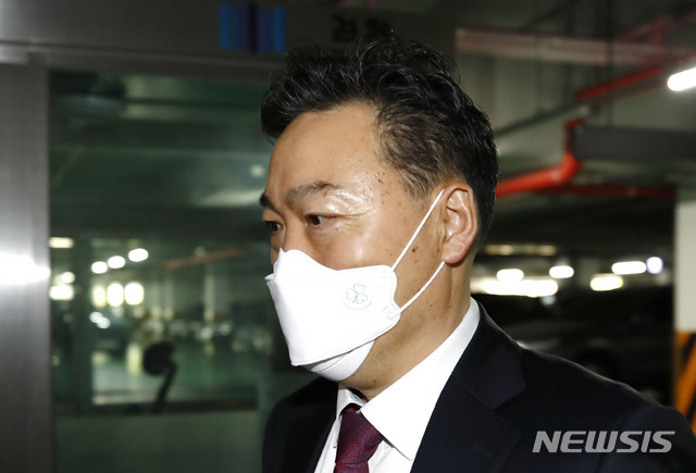 [서울=뉴시스]정병혁 기자 = 김오수 검찰총장 후보자가 24일 오전 서울 서초구 서울고등검찰청에 마련된 인사청문회 준비 사무실로 출근하고 있다. 2021.05.24. jhope@newsis.com