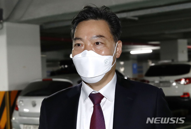 [서울=뉴시스]정병혁 기자 = 김오수 검찰총장 후보자가 24일 오전 서울 서초구 서울고등검찰청에 마련된 인사청문회 준비 사무실로 출근하고 있다. 2021.05.24. jhope@newsis.com