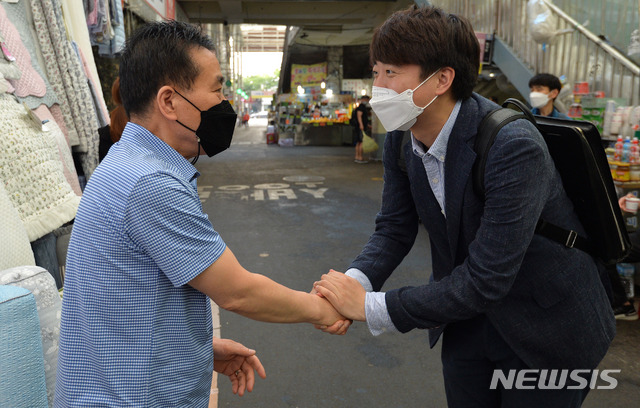 [대구=뉴시스]이무열 기자 = 이준석 국민의힘 전 최고위원이 24일 오전 대구 중구 서문시장을 방문해 상인들과 인사를 하고 있다. 2021,05.24. lmy@newsis.com