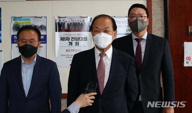 [서울=뉴시스]전진환 기자 = 황우여 국민의힘 선거관리위원장이 24일 서울 여의도 국회에서 열린 전당대회 선거관리위원회 회의를 마친 뒤 취재진의 질문을 받고 있다.&nbsp; (공동취재사진) 2021.05.24. photo@newsis.com
