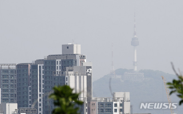 [서울=뉴시스]정병혁 기자 = 고비사막과 내몽골고원에서 황사가 발원해 유입되면서 수도권을 비롯한 강원, 충청 등 대부분의 지역에 미세먼지 농도가'나쁨'으로 예보된 24일 오전 서울 서초구 서리풀공원에서 바라본 서울 도심이 뿌옇게 보이고 있다. 2021.05.24. jhope@newsis.com