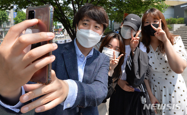 [대구=뉴시스]이무열 기자 = 이준석 국민의힘 전 최고위원이 24일 대구 북구 경북대학교 북문 앞에서 학생들과 셀카를 찍고 있다. 2021.05.24. lmy@newsis.com