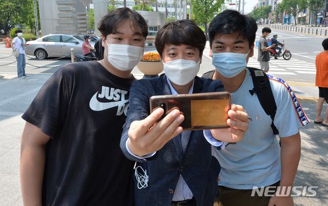 [대구=뉴시스]이무열 기자 = 이준석 국민의힘 전 최고위원이 24일 대구 북구 경북대학교 북문 앞에서 학생들과 셀카를 찍고 있다. 2021.05.24. lmy@newsis.com