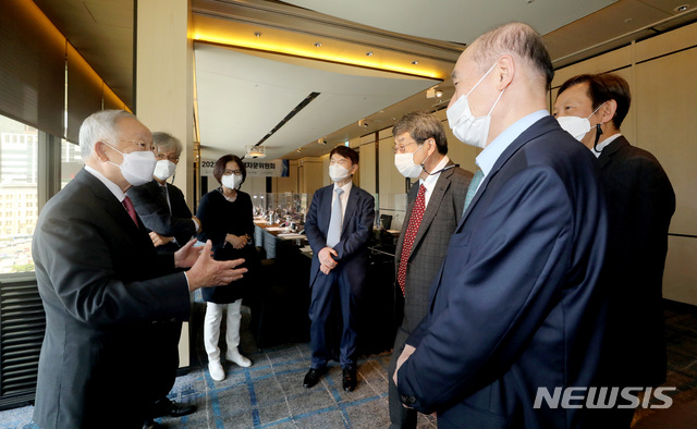 [서울=뉴시스]김병문 기자 = 손경식 한국경영자총협회 회장이 24일 오후 서울 종로구 포시즌스호텔에서 열린 '경총 경제자문위원회'에 앞서 참석자들과 대화를 나누고 있다. 2021.05.24. dadazon@newsis.com