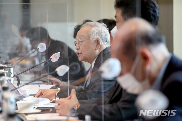 [서울=뉴시스]김병문 기자 = 손경식 한국경영자총협회 회장이 24일 오후 서울 종로구 포시즌스호텔에서 열린 '경총 경제자문위원회'에서 발언하고 있다. 2021.05.24. dadazon@newsis.com