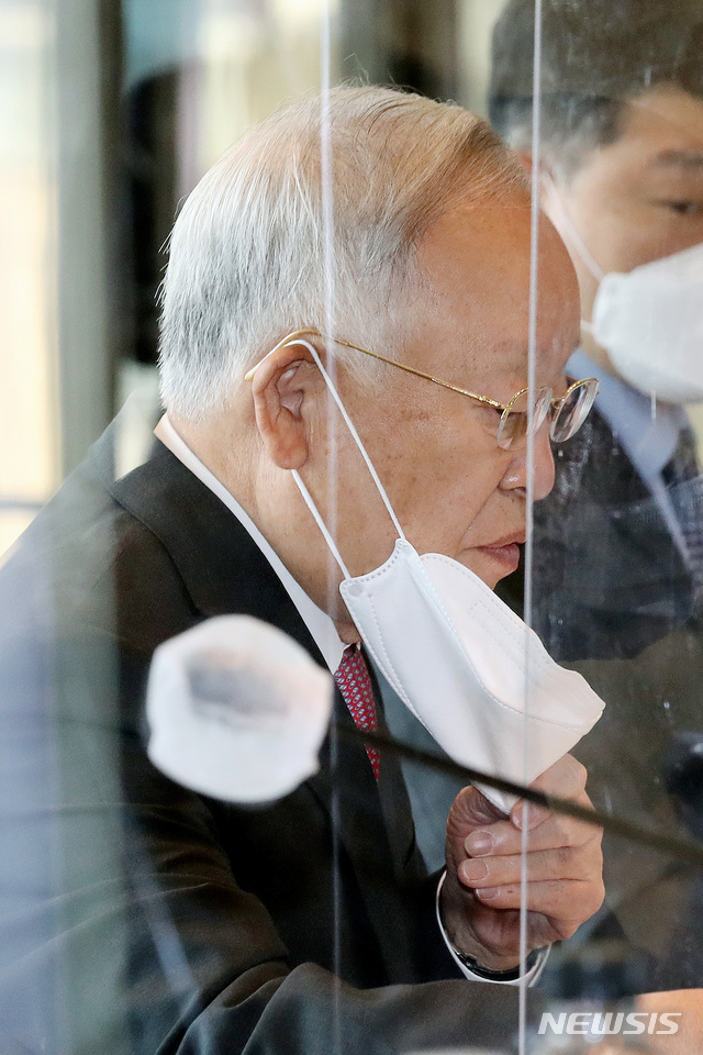 [서울=뉴시스]김병문 기자 = 손경식 한국경영자총협회 회장이 24일 오후 서울 종로구 포시즌스호텔에서 열린 '경총 경제자문위원회'에서 발언에 앞서 마스크를 벗고 있다. 2021.05.24. dadazon@newsis.com