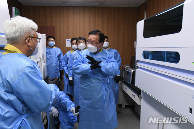 [인천공항=뉴시스]공항사진기자단 = 김부겸 국무총리가 지난달 24일 인천 영종도 인천공항 검역소 질병대응센터 실험실을 방문해 변이 바이러스 분석 과정과 실험실 점검을 하고 있다. 2021.05.24. photo@newsis.com