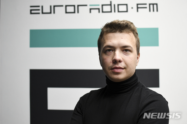 [민스크=AP/뉴시스]벨라루스 독재 정권의 여객기 강제 착륙 후 체포된 반체제 언론인 라마 프라타세비치가 지난 2019년 11월17일 벨라루스 민스크 유로라디오에서 포즈를 취하고 있다. 2021.05.25.