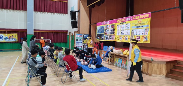 [안동=뉴시스] 올해 아이안전학교로 지정된 경주 아화초등학교 학생들이 응급처치법을 배우고 있다. (사진=경북교육청 제공) 2021.05.25 *재판매 및 DB 금지