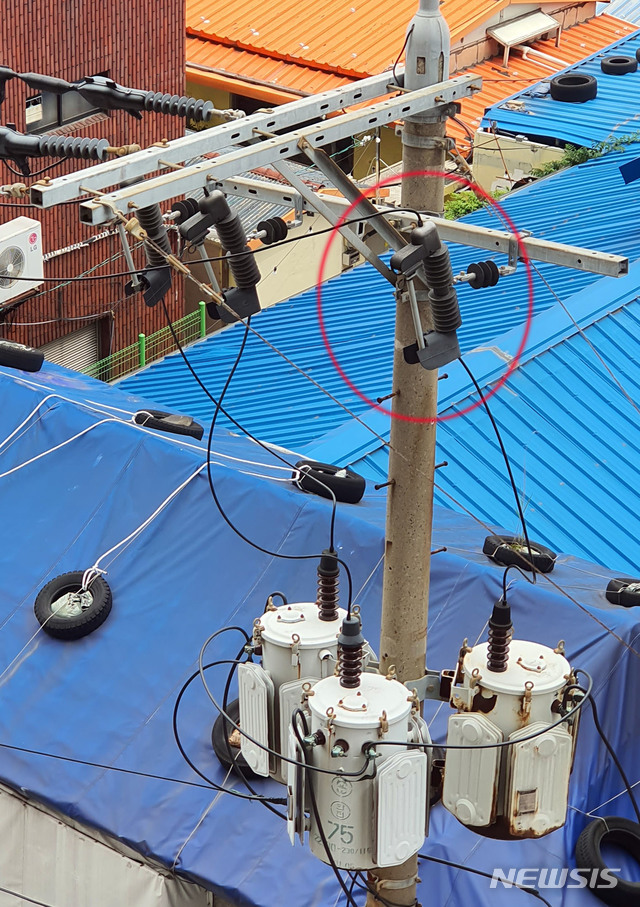 [부산=뉴시스]전봇대 변압기와 과전류 차단 장치인 컷아웃스위치. 