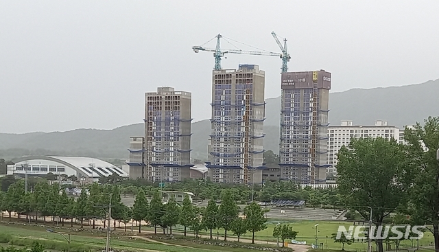 [증평=뉴시스]강신욱 기자 = 충북 증평군 증평읍 송산택지개발지구에 초등학교 신설·이전 문제가 큰 관심을 끌고 있다. 사진은 공동주택이 신축되는 송산지구. 2021.05.25. ksw64@newsis.com 