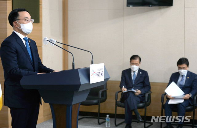 [세종=뉴시스]문승욱 산업통상자원부 장관이 25일 서울정부청사에서 열린 '한미정상회담 결과 3개 부처 합동 브리핑'에서 모두발언을 하고 있다. 2021.05.25 (사진=산업통상자원부 제공)