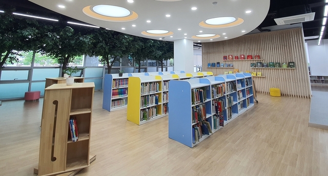 [익산=뉴시스] 강명수 기자 =전북 익산시는 독서와 문화생활을 함께 즐길 수 있도록 영등시립도서관을 시민친화적 공간으로 재탄생시켰다고 25일 밝혔다. 사진 영등시립도서관 내 어린이자료실. (사진 =익산시 제공) 2021.05.25. photo@newsis.com *재판매 및 DB 금지