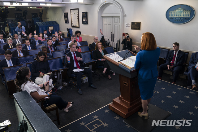 [워싱턴=AP/뉴시스] 5월24일(현지시간) 젠 사키 백악관 대변인의 브리핑에 마스크를 착용하지 않은 기자들이 참석한 모습. 이는 미 질병통제예방센터(CDC)가 코로나19 백신 접종자는 실내에서도 마스크 착용 및 거리두기 지침을 지키지 않아도 된다고 권고한 데 따른 것이다. 2021.06.07.