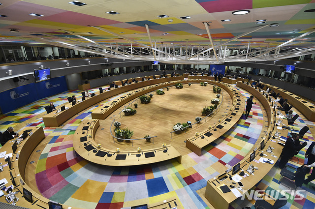 [브뤼셀=AP/뉴시스]유럽연합 지도자들이 24일(현지시간) 벨기에 브뤼셀에서 열린 대면회의에 참석하고 있다. 2021.05.25. 