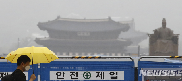 [서울=뉴시스]정병혁 기자 = 서울 종로구 광화문광장에서 우산을 쓴 시민들이 출근하고 있다. 2021.05.11. jhope@newsis.com
