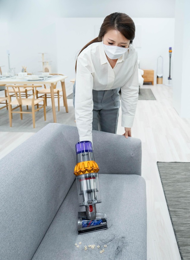 [서울=뉴시스]다이슨 코리아가 25일 서울 성동구 에스팩토리에서 신제품 무선청소기인 다이슨 V15 디텍트™와 다이슨 V12 디텍트 슬림™을 선보였다. 이번 신제품에는 브러쉬 바 주위에 머리카락이나 반려동물의 털이 엉키는 것을 방지해 주는 헤어 스크류 툴이 탑재돼 긴 머리카락도 엉킴 없이 청소해준다. (사진=다이슨 코리아 제공) 2021.05.25. photo@newsis.com *재판매 및 DB 금지