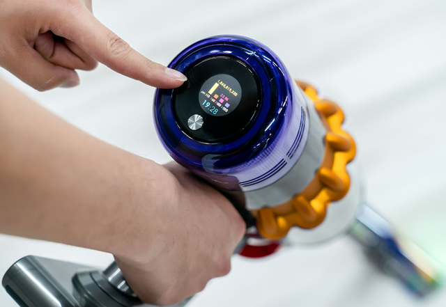 [서울=뉴시스]다이슨 코리아가 25일 서울 성동구 에스팩토리에서 열린 다이슨 신제품 출시 행사에서 피조 센서 기술이 적용된 다이슨 V15 디텍트™와 다이슨 V12 디텍트 슬림™을 선보였다. 이번 신제품은 흡입된 먼지 입자를 1 초에 최대 15,000 번 측정해 먼지의 크기와 양을 LCD 화면에 실시간으로 표시해준다. (사진=다이슨 코리아 제공) 2021.05.25. photo@newsis.com *재판매 및 DB 금지