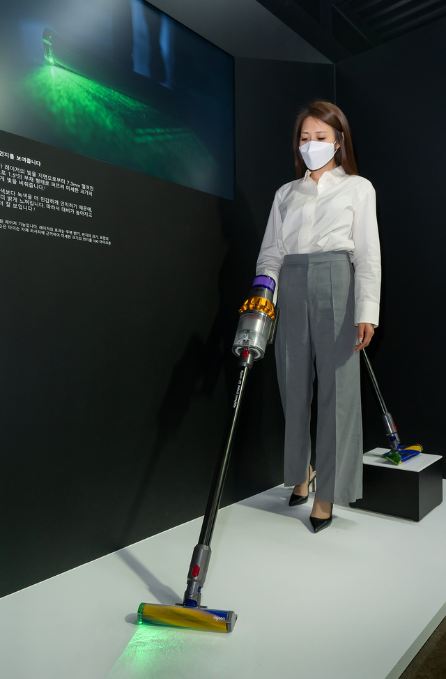[서울=뉴시스]25일 서울 성동구 에스팩토리에서 다이슨 코리아의 트레이너가 신제품 무선청소기인 다이슨 V15 디텍트™와 다이슨 V12 디텍트 슬림™의 레이저 디텍트 기술을 선보이고 있다. 녹색 레이저가 레이저 슬림 플러피™ 클리너 헤드에 탑재되어 육안으로는 보이지 않던 미세한 크기의 먼지를 보여주어 제거할 수 있다. (사진=다이슨 코리아 제공) 2021.05.25. photo@newsis.com *재판매 및 DB 금지