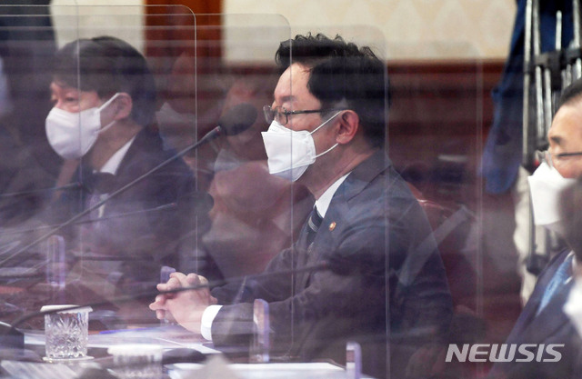 [서울=뉴시스]김명원 기자 = 박범계 법무부 장관이 25일 오전 서울 종로구 정부서울청사에서 영상으로 열린 국무회의에 참석해 김부겸 국무총리의 발언을 듣고 있다. (공동취재사진) 2021.05.25. photo@newsis.com