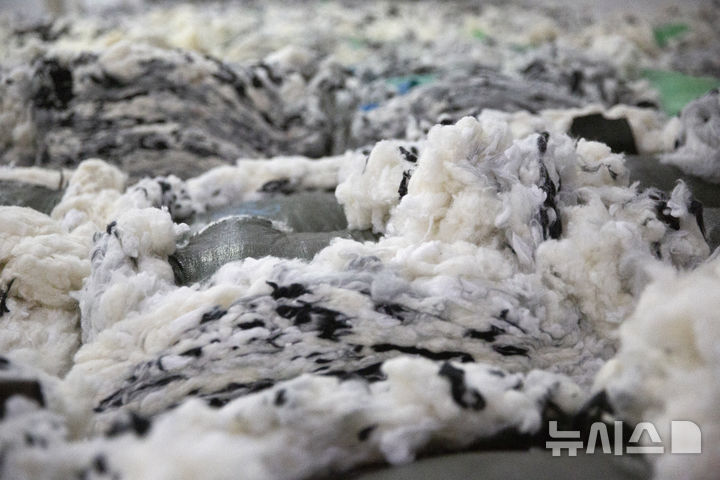 [아커쑤(중국)=AP/뉴시스] 중국 신장위구르 지역에서 면화 농업에 레이저를 활용한 로봇 도입에 성공했다고 10일 중국 관영 글로벌타임스가 현지 매체를 인용해 보도했다. 사진은 2021년 4월 20일 중국 신장위구르자치구 아커쑤의 화푸 패션공장에 염색된 면화가 쌓여있는 모습. 2025.07.11