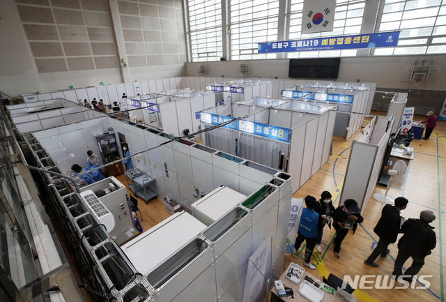 [서울=뉴시스]고범준 기자 = 25일 서울 도봉구 시립창동청소년센터에 마련된 코로나19 접종센터에서 어르신들이 백신 접종을 받고 모니터링 구역으로 이동하고 있다. 이날 코로나19 신규 확진자는 516명 발생했다. 2021.05.25. bjko@newsis.com