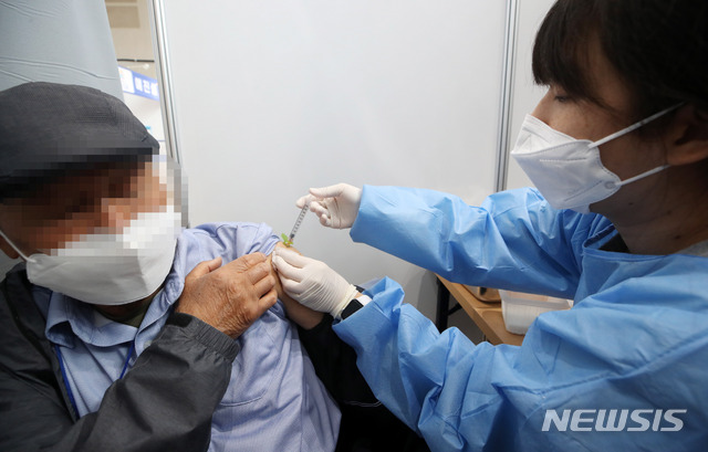 [서울=뉴시스]고범준 기자 = 지난 25일 서울 도봉구 시립창동청소년센터에 마련된 코로나19 접종센터에서 어르신들이 백신 접종을 받고 있다. 이날 코로나19 신규 확진자는 516명 발생했다. 2021.05.25. bjko@newsis.com